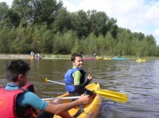In canoa con gli amici 